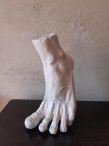 sculpture d'un pied